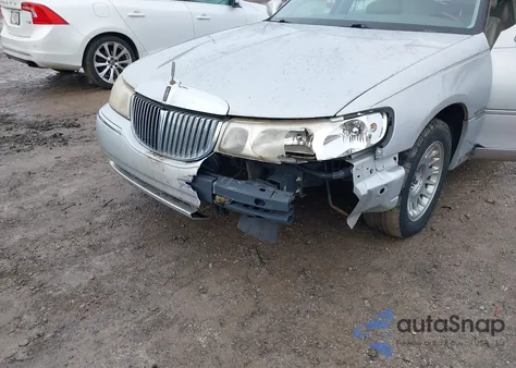 2000 Lincoln Town Car Cartier z USA, uszkodzony, nr VIN 1LNHM83W7YY787866